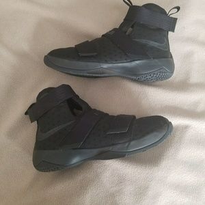 Nike Lebron Basketball Shoe Size 5.5Y